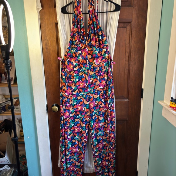 QED LONDON HALTERNECK MULTI FLORAL PLISSE JUMPSUIT NWOT - Picture 3 of 8